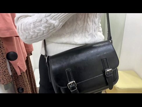 ❤️ Masturbasyon piblik nan jenn femèl FeralBerry ak yon gode nan sal la Fitting Sèks super nan nou ﹏